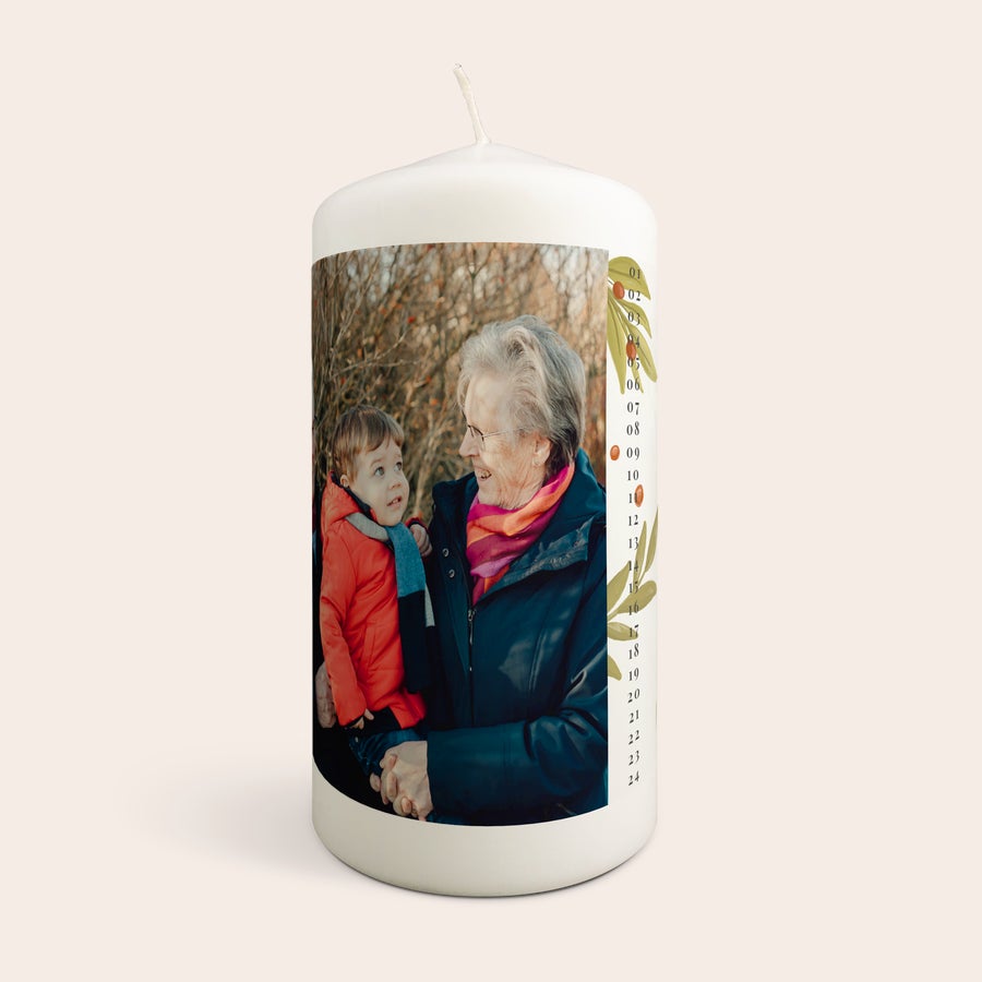 Vianočné adventné sviečky Personalizovaná adventná sviečka s fotografiou babičky s vnukom, menom a číslami na odpočítavanie dní do Vianoc