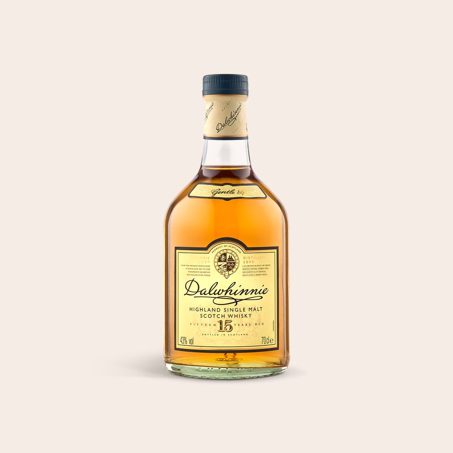 Dalwhinnie 15 let v personalizované krabici Lahev whisky Dalwhinnie 15 Years s etiketou, připravena k personalizaci do ryté dřevěné krabice.