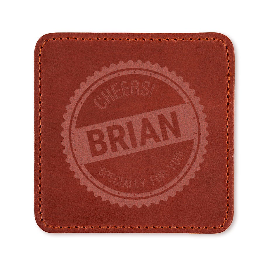 Suport de pahare din piele maro, gravat cu numele Brian și textul Cheers! Specialy for you, pentru păstrarea oricărei suprafețe perfecte.