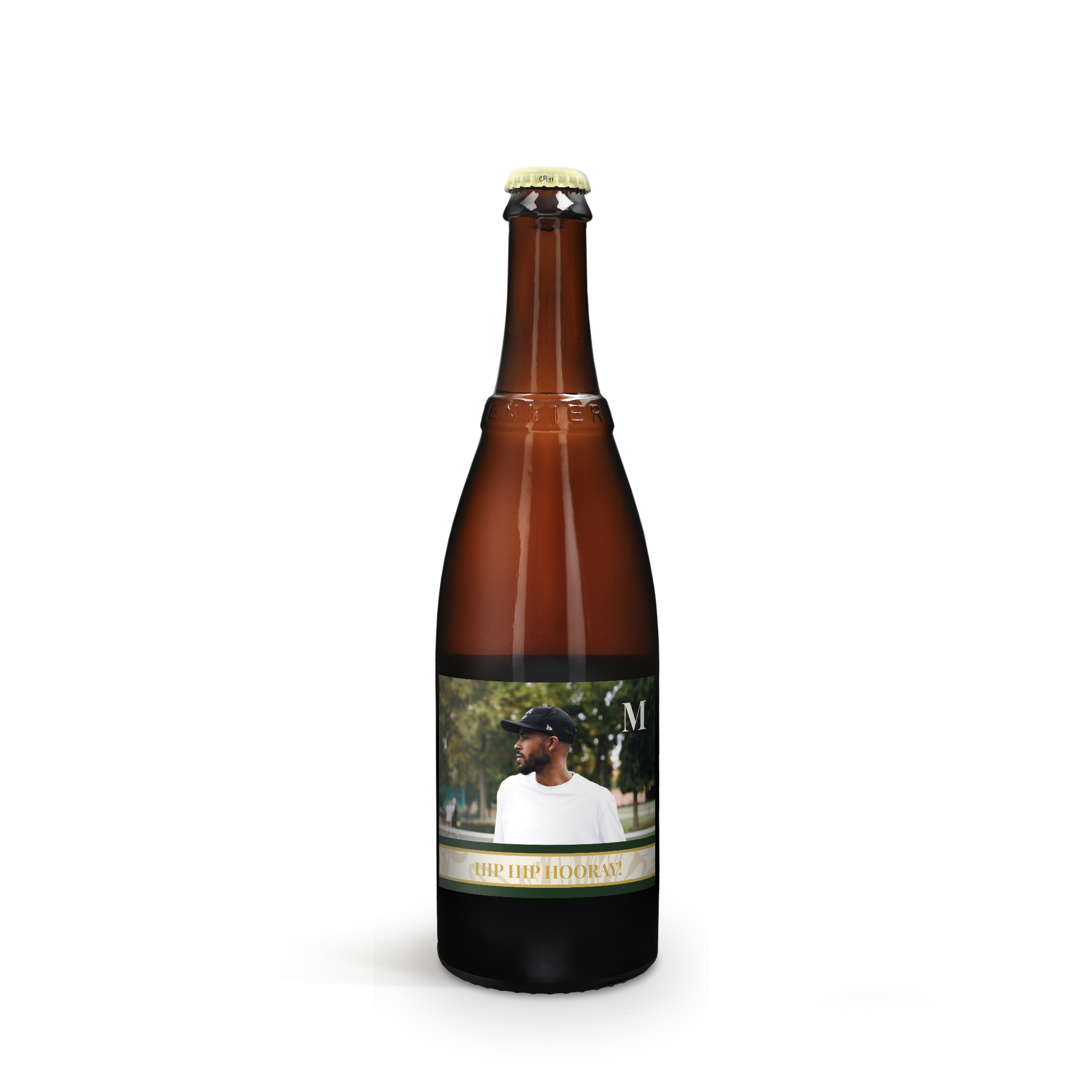 Botella de cerveza Westmalle Tripel con etiqueta personalizada con foto de un hombre y el texto Hip Hip Hooray.