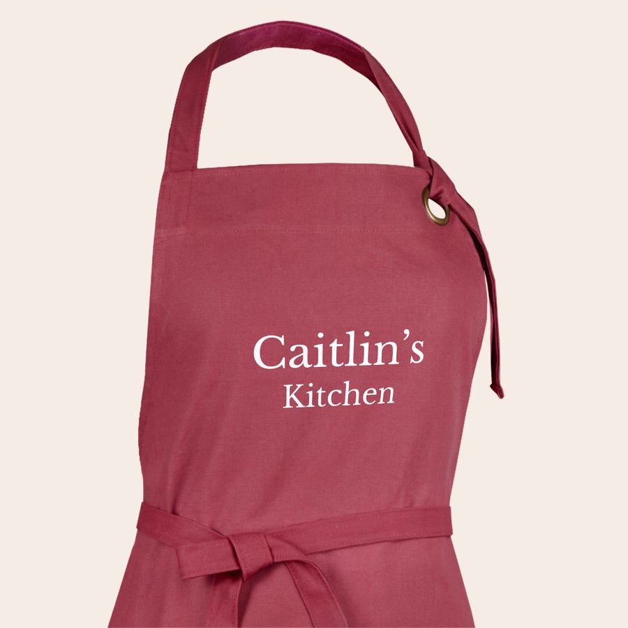 Förkläde Vinrött personligt förkläde med texten "Caitlin's Kitchen" vittryckt, perfekt för att överraska dina nära och kära med din design