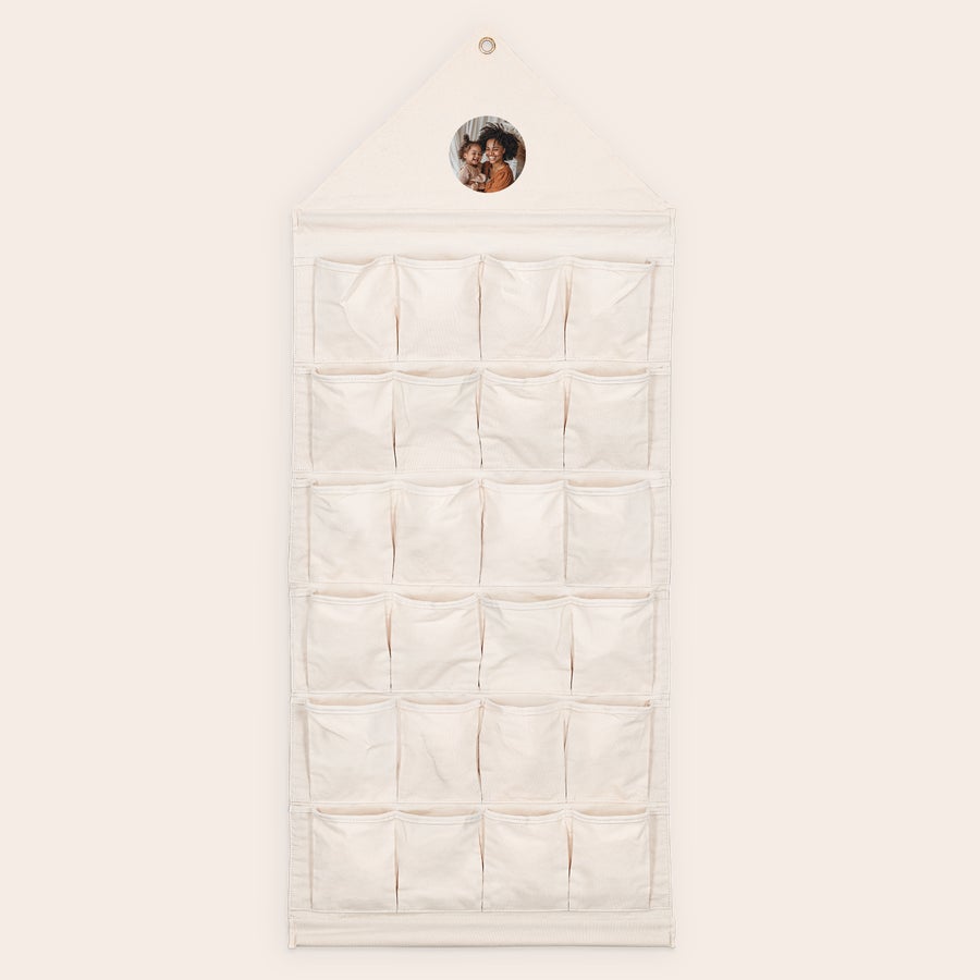 Organizer för fickor i tyg Få ordning med en personlig fickorganisator i tyg med 24 fack, fototryck av en mamma och barn.