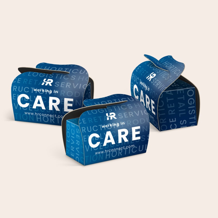 Personalizirane mini Toblerone multipack usluge Tri personalizirane škatlice Toblerone, potiskane z modro-belim dizajnom in logotipom "Working in CARE", ustvarite majhne trenutke veselja.