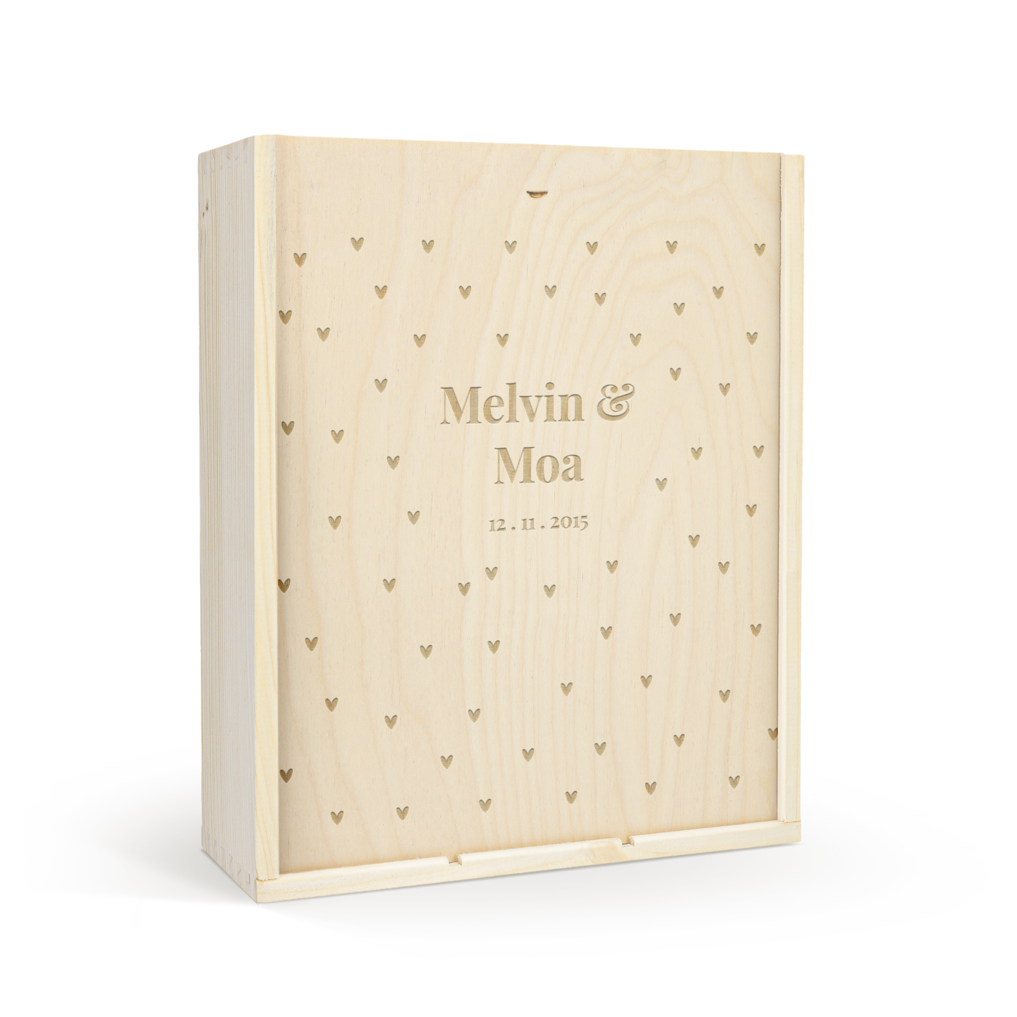 Graverad champagne-ask i trä med hjärtmönster och personlig text, inklusive champagne-glas.