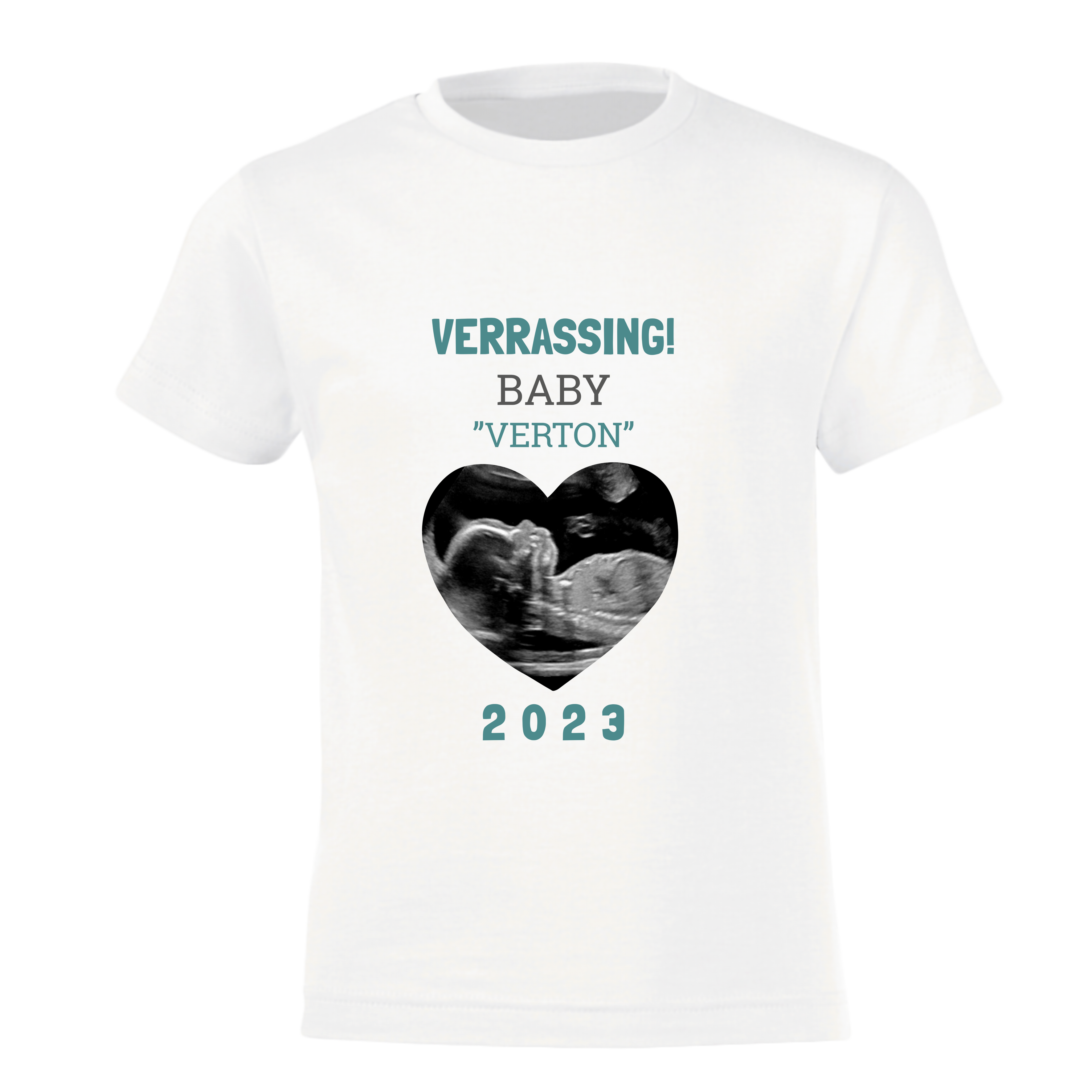 Wit kinder t-shirt bedrukt met een echofoto in hartvorm, de tekst Verrassing! Baby "Verton" en het jaartal 2023 voor een tweede zwangerschap.