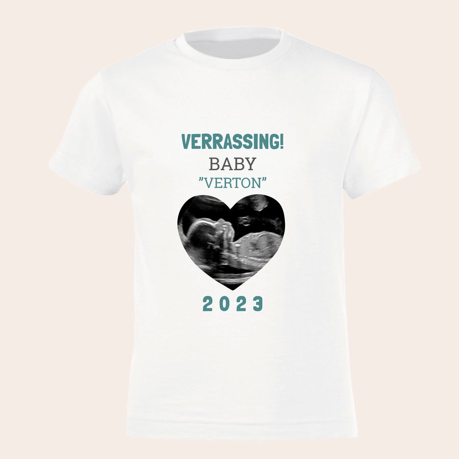 T-shirt - Grote broer / zus bedrukken Wit kinder t-shirt bedrukt met een echofoto in hartvorm, de tekst Verrassing! Baby "Verton" en het jaartal 2023 voor een tweede zwangerschap.