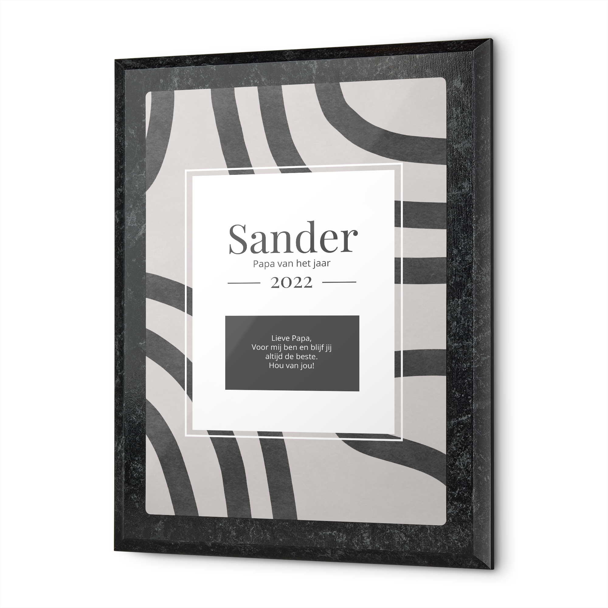 Persoonlijke oorkonde met marmerlook lijst, bedrukt met de tekst 'Sander Papa van het jaar 2022' en een liefdevolle boodschap.