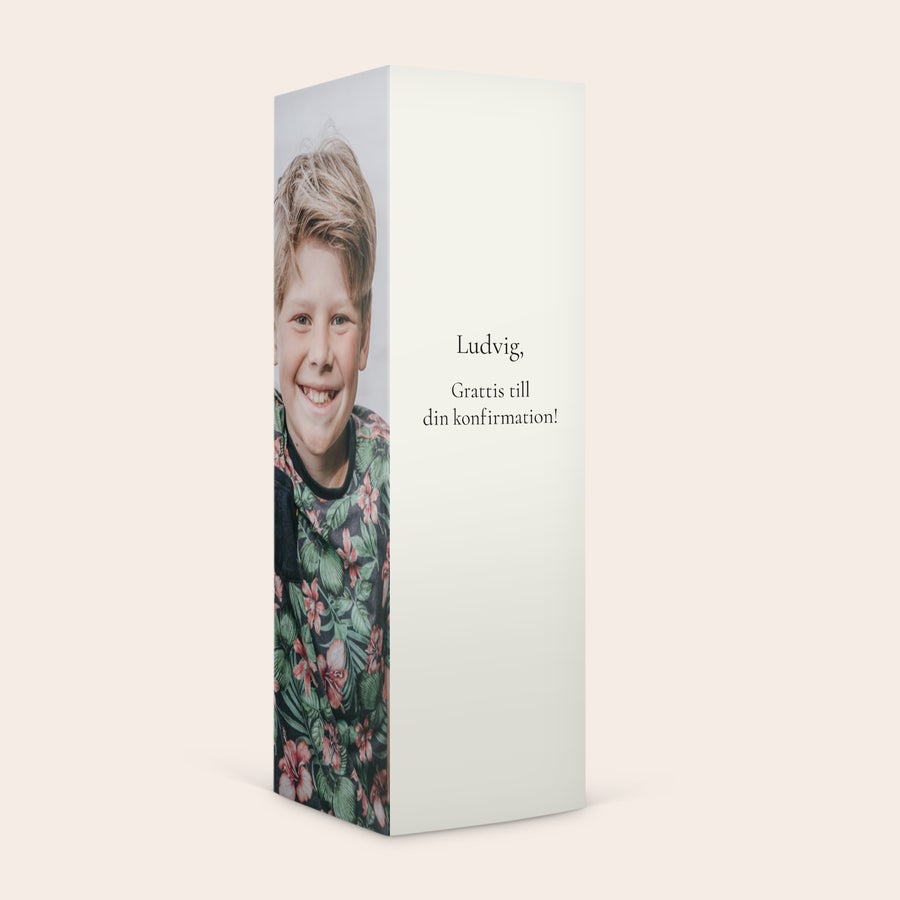 Personlig presentförpackning med godis från Red Band Personlig presentförpackning för godis med foto av en pojke och texten Ludvig Grattis till din konfirmation, tryckt i färg.