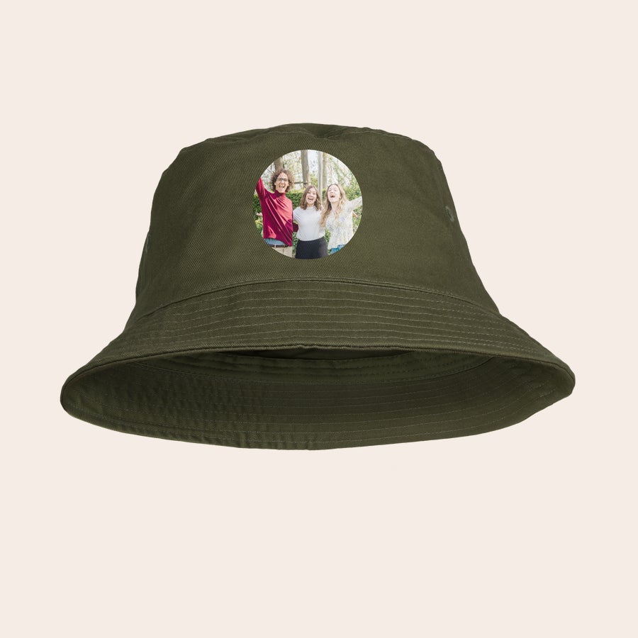 Bucket hat bedrukken Donkergroene zonnehoed met opdruk van een vrolijke foto. Deze zonnehoed met naam of foto kun je zelf personaliseren.
