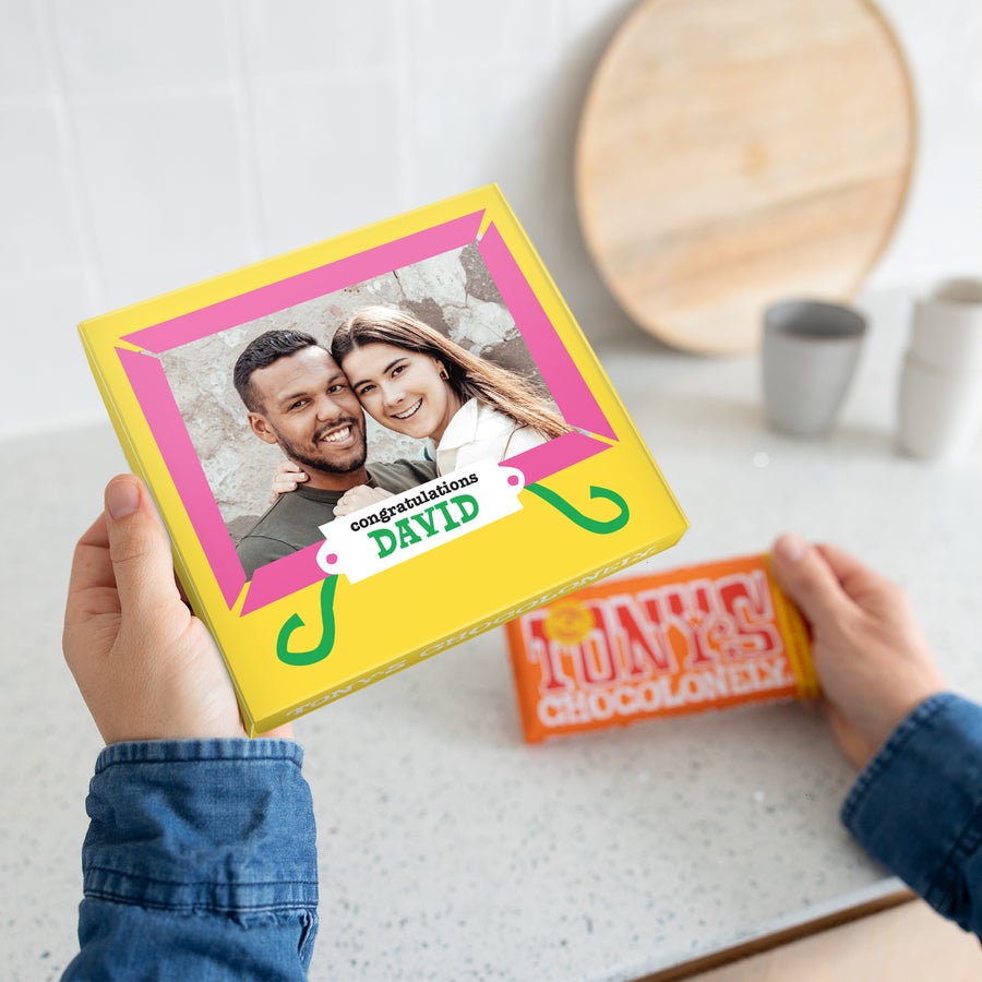 Tony Chocolonely - Porque sí Caja regalo Tony's Chocolonely personalizada con foto de pareja, texto "congratulations DAVID", con temática de amor.