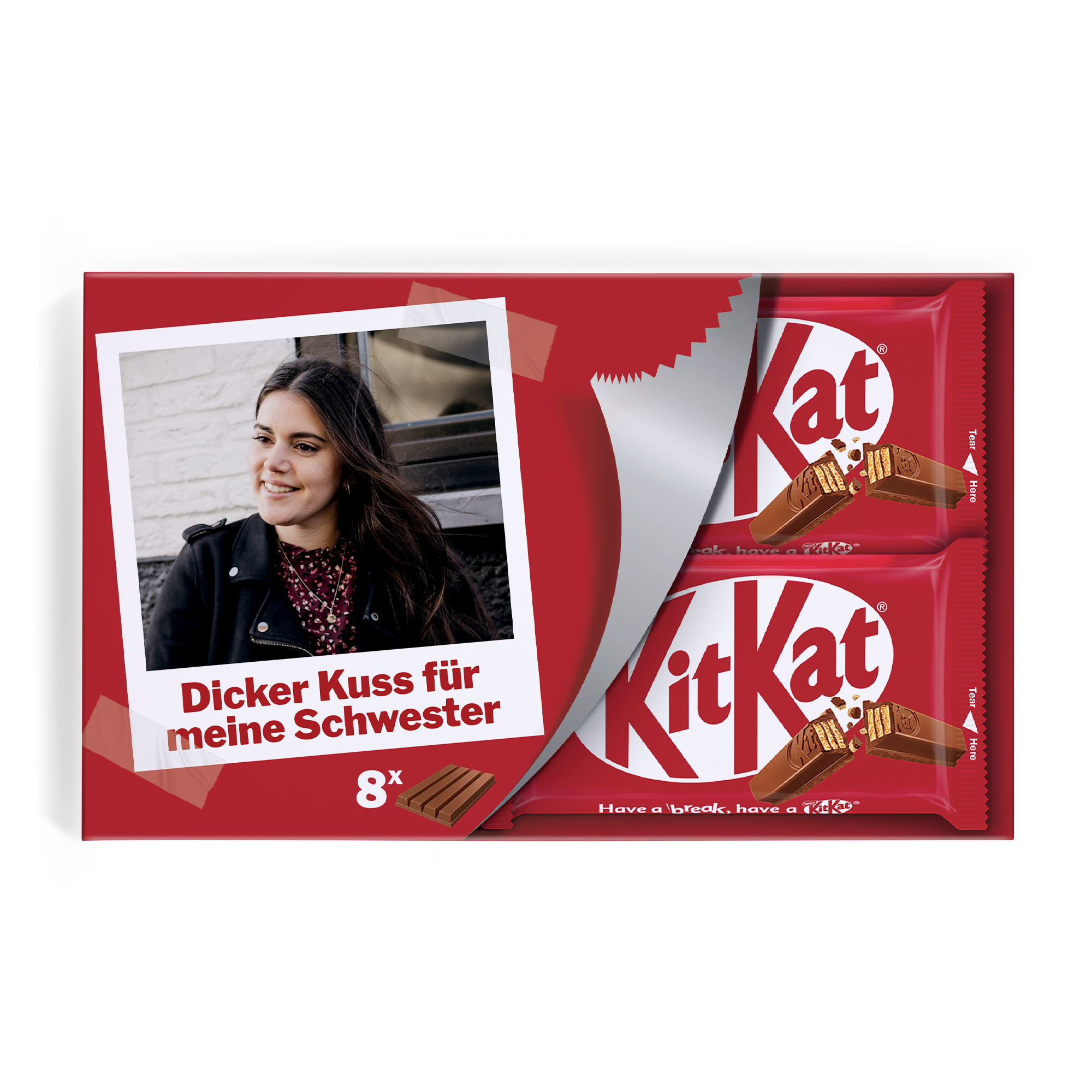 KitKat Geschenkbox personalisiert mit Foto einer lächelnden Frau und dem Text Dicker Kuss für meine Schwester gedruckt, daneben zwei KitKat Riegel