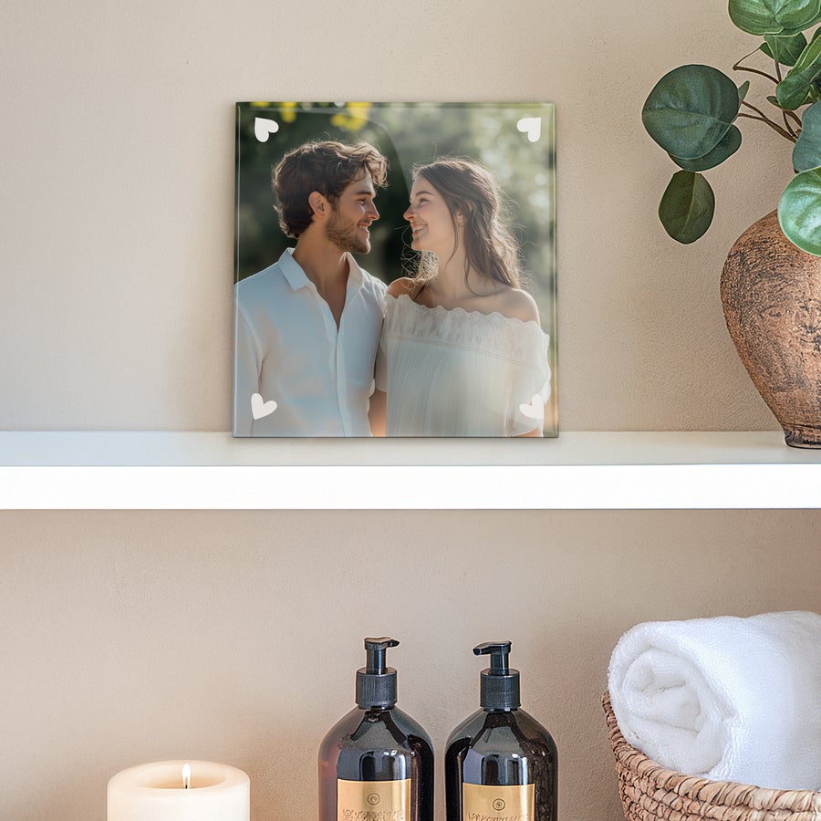 Azulejo - Cerâmica - Impressão  Azulejo pessoal com foto impressa de casal e pequenos corações brancos, perfeito para criar sua própria foto ou texto.