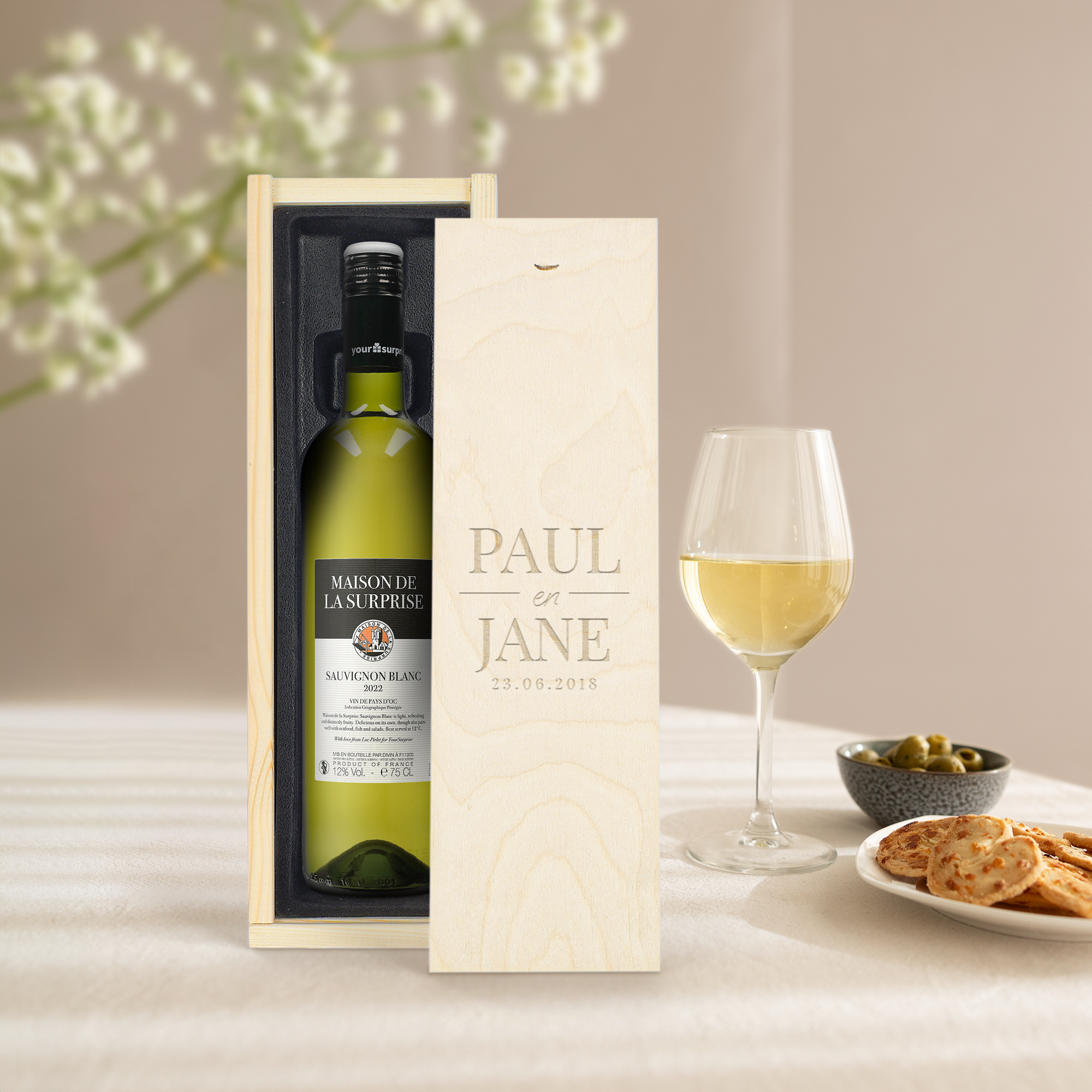 Biela fľaša vína Luc Pirlet v drevenom obale s gravírovaným menom Paul a Jane a dátumom 23.06.2018.