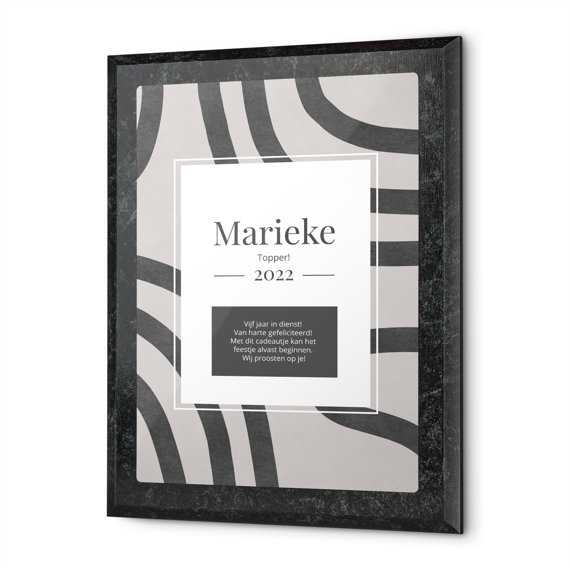 Oorkonde van hout met marmerlook, bedrukt met de naam Marieke en persoonlijke tekst, om jouw ontwerp te laten zien.