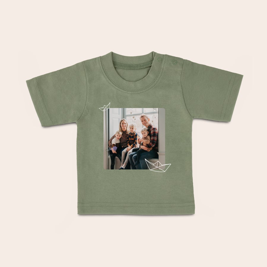Camiseta personalizada de bebé Camiseta bebé verde con foto personalizada de familia y barquitos blancos. Tu bebé tendrá un super estilo.