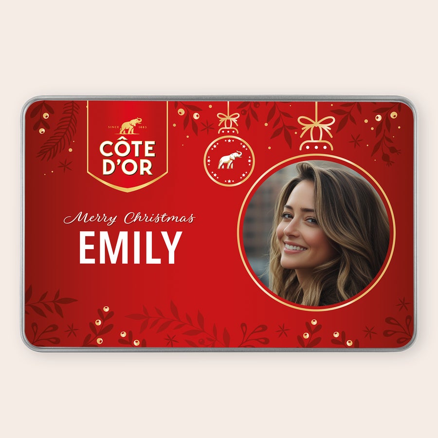 Personlig chokladask Côte d’Or Personlig presentförpackning med Côte d’Or-choklad tryckt med foto och namnet Emily på röd bakgrund