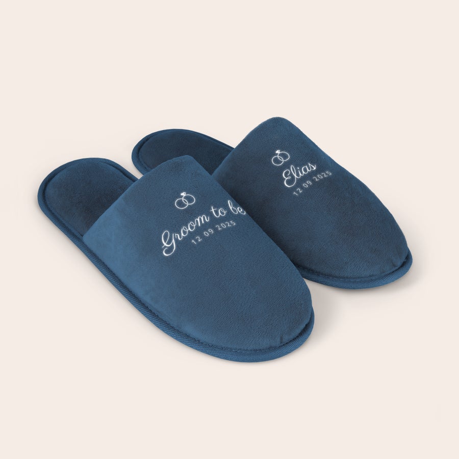 Pantoffels bedrukken Blauwe pantoffels bedrukken maat 43-45 met de tekst Groom to be Elias en datum 12-09-2025 en ringen symbool