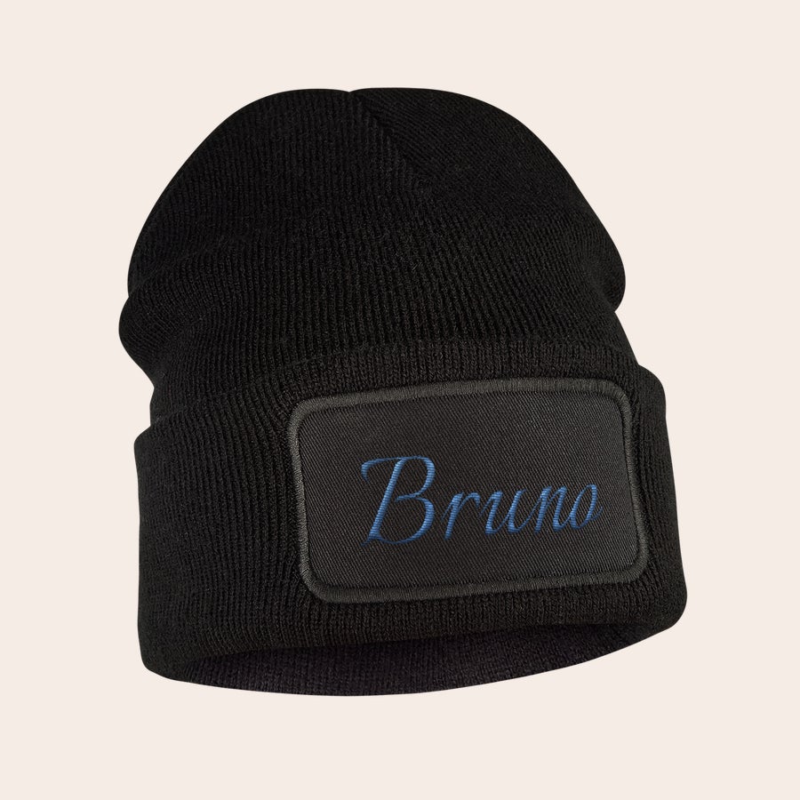 Chapéu bordado Gorro preto com nome bordado "Bruno" em azul para manter as orelhas aquecidas.