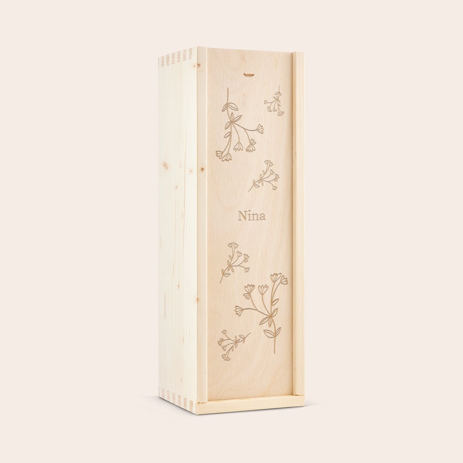 Gin personalisieren - Haymans London Dry Personalisierte Holzkiste für Haymans Gin mit Namen Nina und floraler Lasergravur