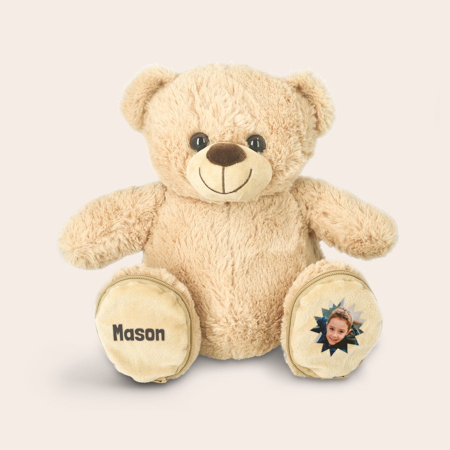 Personaliziran medvedek Personaliziran plišasti medvedek s sivim napisom Mason in natisnjeno fotografijo otroka na žepkih.