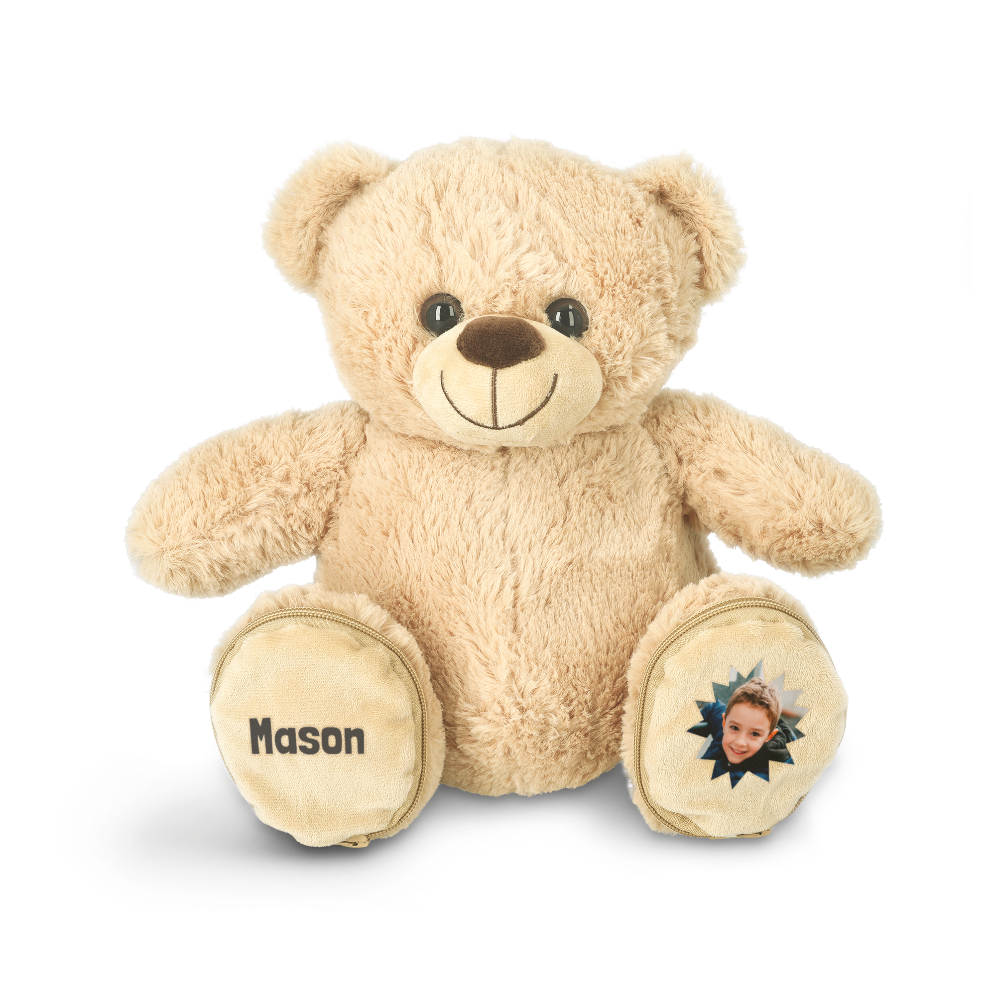 Ursuleț de pluș bej, personalizat cu fotografia unui copil și numele Mason pe buzunarele de la picioare.