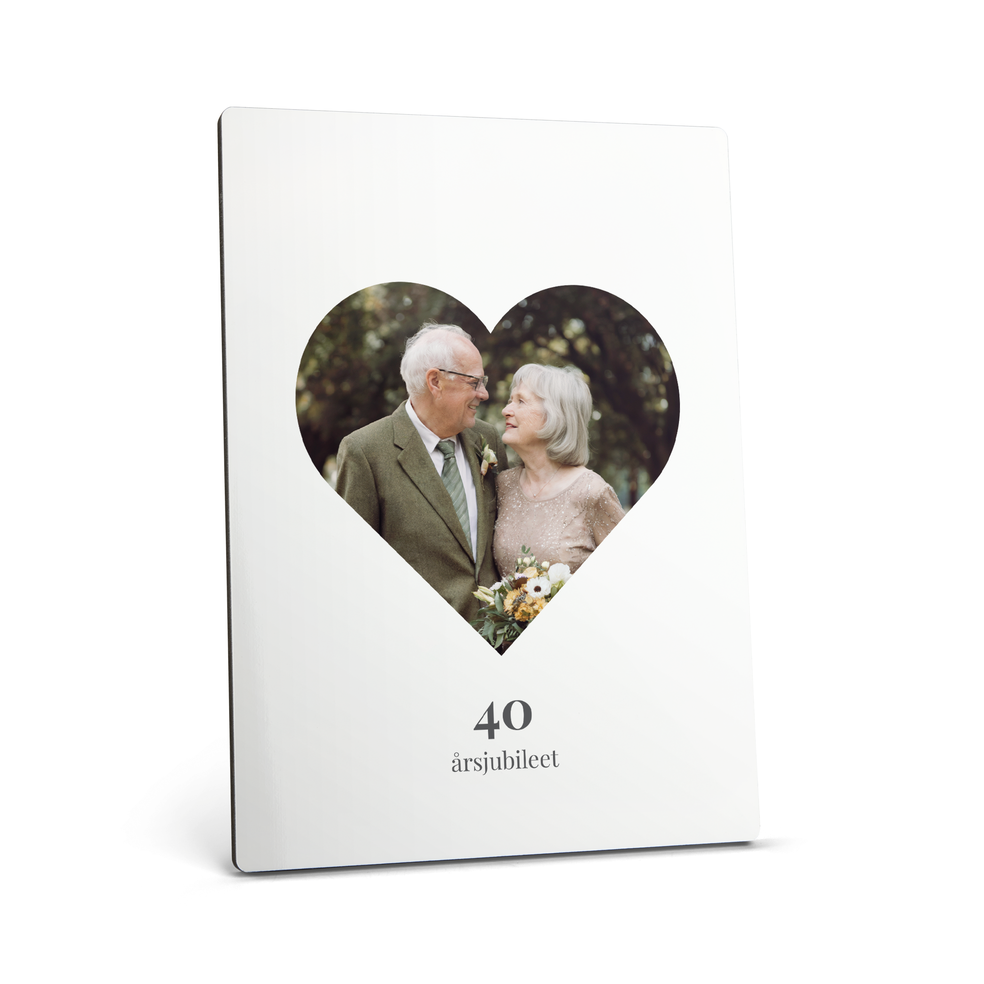 Fotostativ med bilde av et eldre par trykt i en hjerteform, med teksten 40 årsjubileum under.