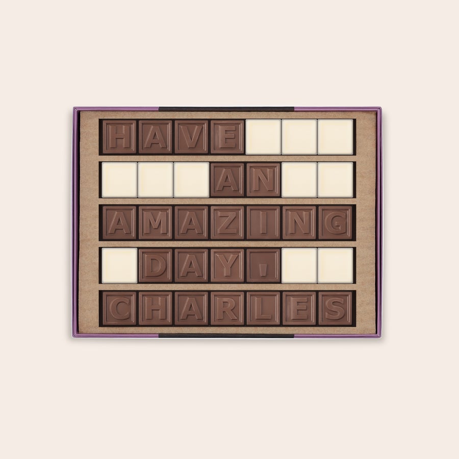 Personligt Chokolade Telegram Dit personlige chokoladetelegram med "HAVE AN AMAZING DAY CHARLES" formet af mælke- og hvid chokolade