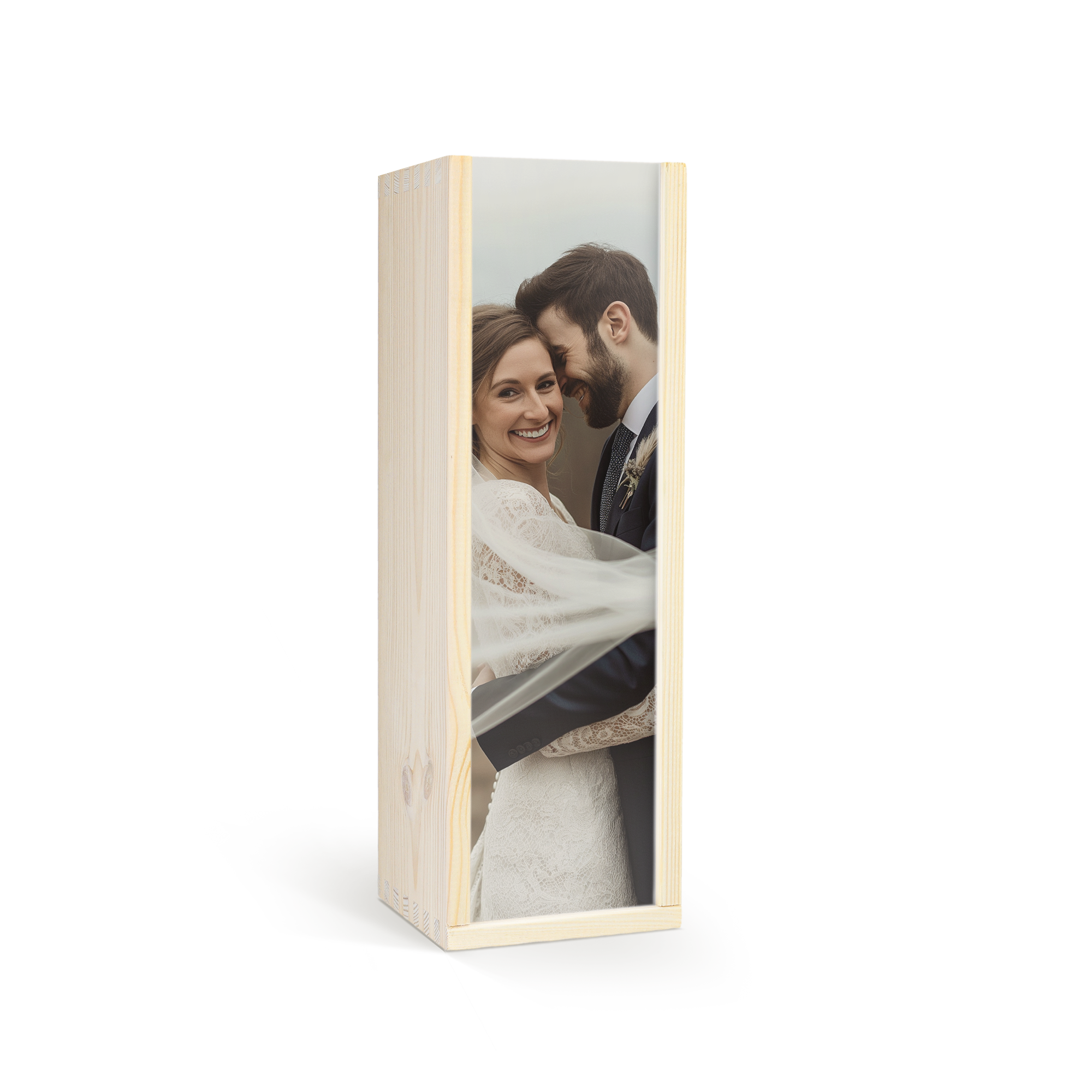 Cutie din lemn de pin, personalizată prin imprimare cu fotografia unui cuplu, pentru o sticlă de whisky James.