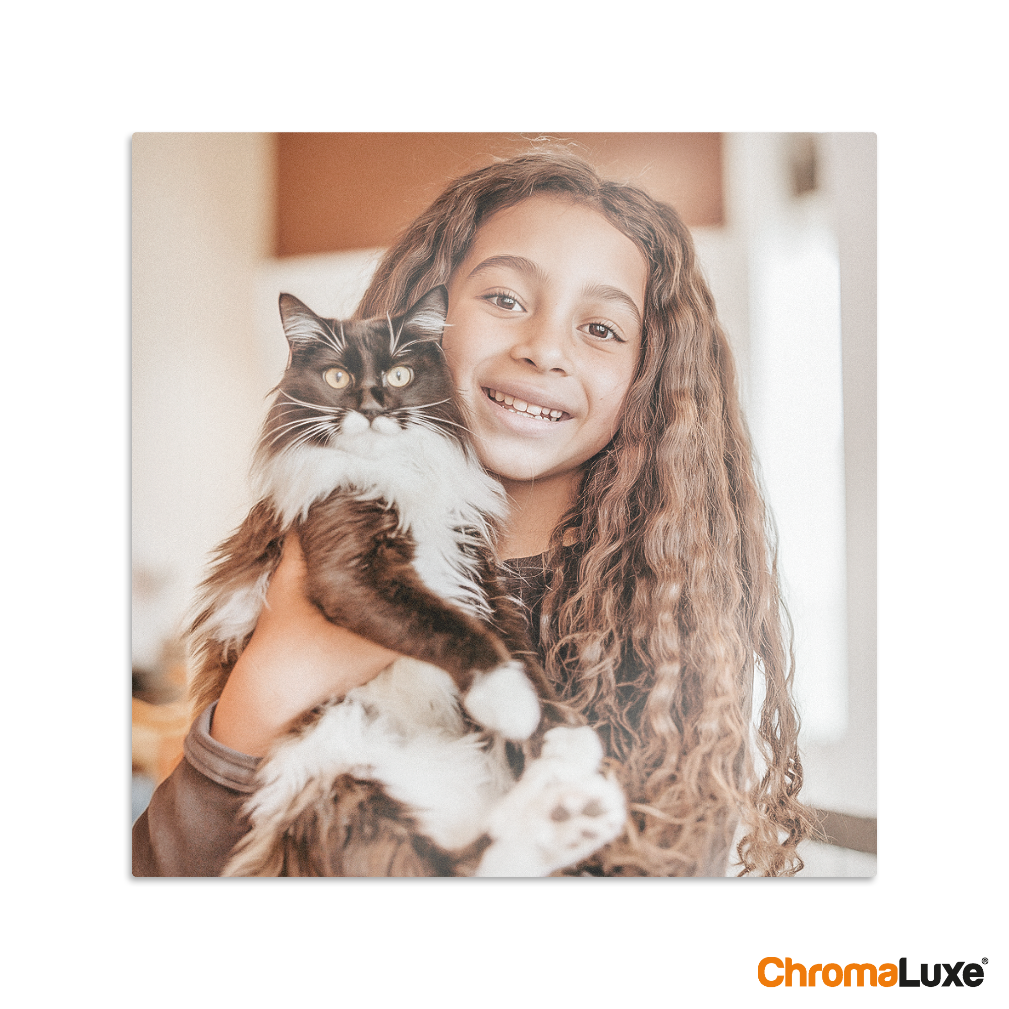 Painel de alumínio Chromaluxe personalizado com foto impressa de uma menina sorrindo com seu gato de estimação para capturar suas lembranças favoritas.