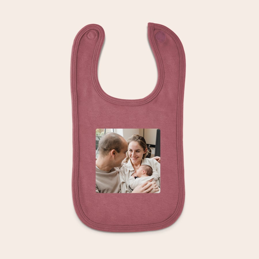 Baby podbradník Ružový podbradník s vlastnou fotografiou rodičov a bábätka, personalizovaný potlačou pre rozkošný darček. Už žiadne starosti s rozliatím s týmto roztomilým prispôsobeným podbradníkom.