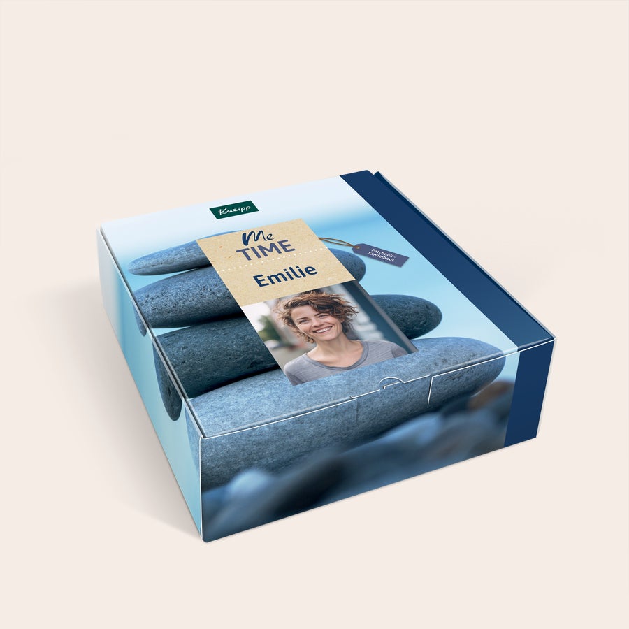 Personligt Hudplejesæt - Kneipp Me-Time Personlig Kneipp Me-Time hudplejesæt med foto af Emilie og navn, som overrasker og forkæler modtageren.