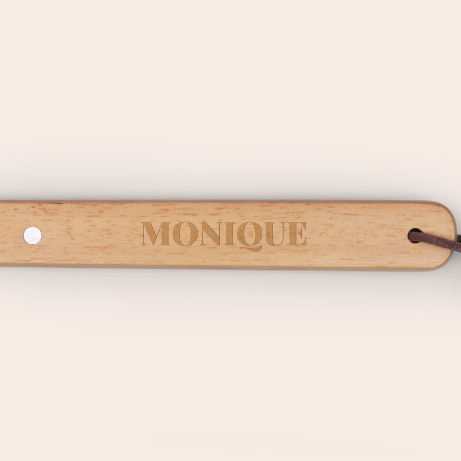 Utensili da BBQ personalizzati Forchettone personalizzato in legno chiaro per barbecue con nome Monique inciso e lacciolo in pelle