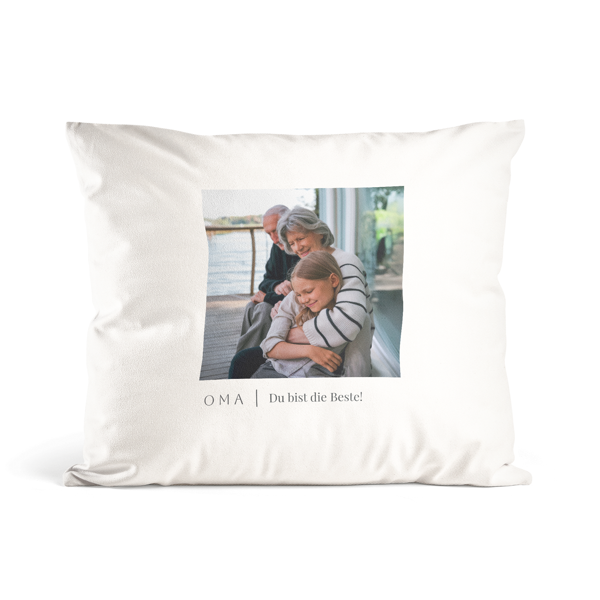 Personalisiertes weißes Kissen mit Foto von Großeltern und Enkelin, bedruckt mit "OMA | Du bist die Beste!". Überrasche deine Liebsten mit einem super weichen Kissen mit Foto!