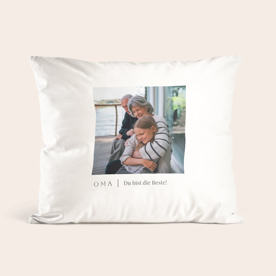 Kissen mit Foto Personalisiertes weißes Kissen mit Foto von Großeltern und Enkelin, bedruckt mit "OMA | Du bist die Beste!". Überrasche deine Liebsten mit einem super weichen Kissen mit Foto!