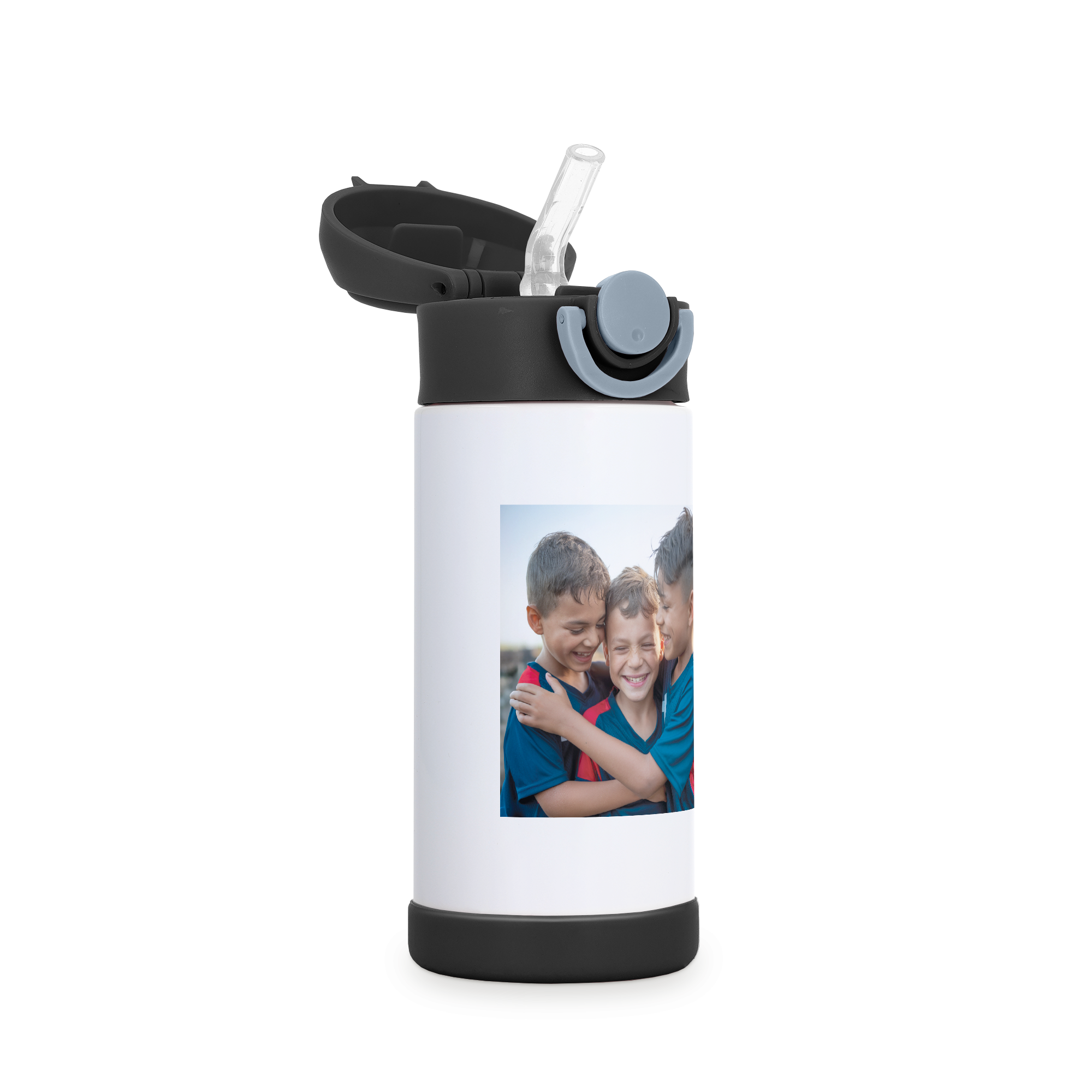 Botella de agua de acero inoxidable para niños, blanca con tapa negra y pajita, impresa con una foto personalizada de tres niños sonrientes abrazándose.