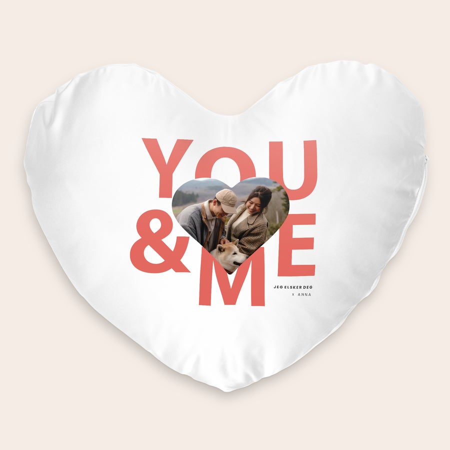 Pute - Hjerte Hjerteformet pute med trykt bilde av et par med hund og tekst YOU & ME, JEG ELSKER DEG x ANNA.