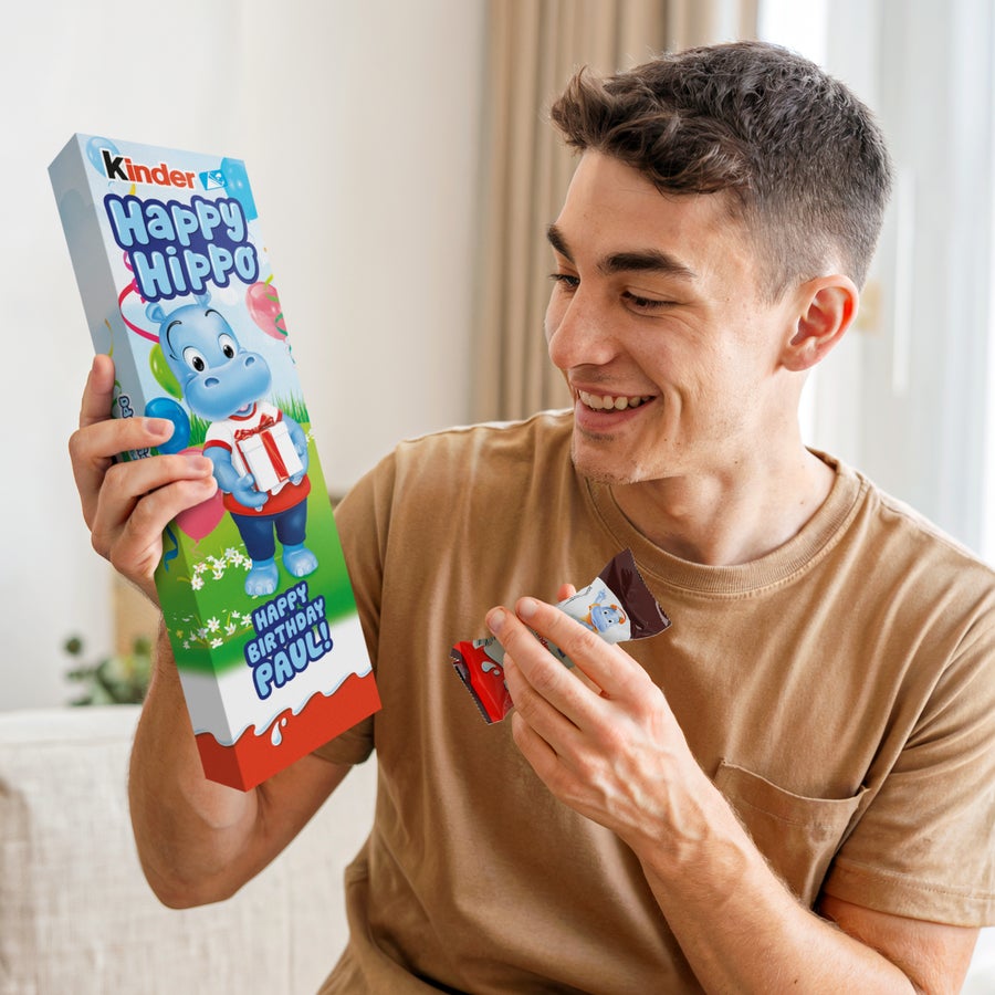 kinder Happy Hippo Geschenk Personalisiertes Kinder Happy Hippo Geschenk mit Happy Birthday Paul aufgedruckt, in den Händen eines lächelnden Mannes.