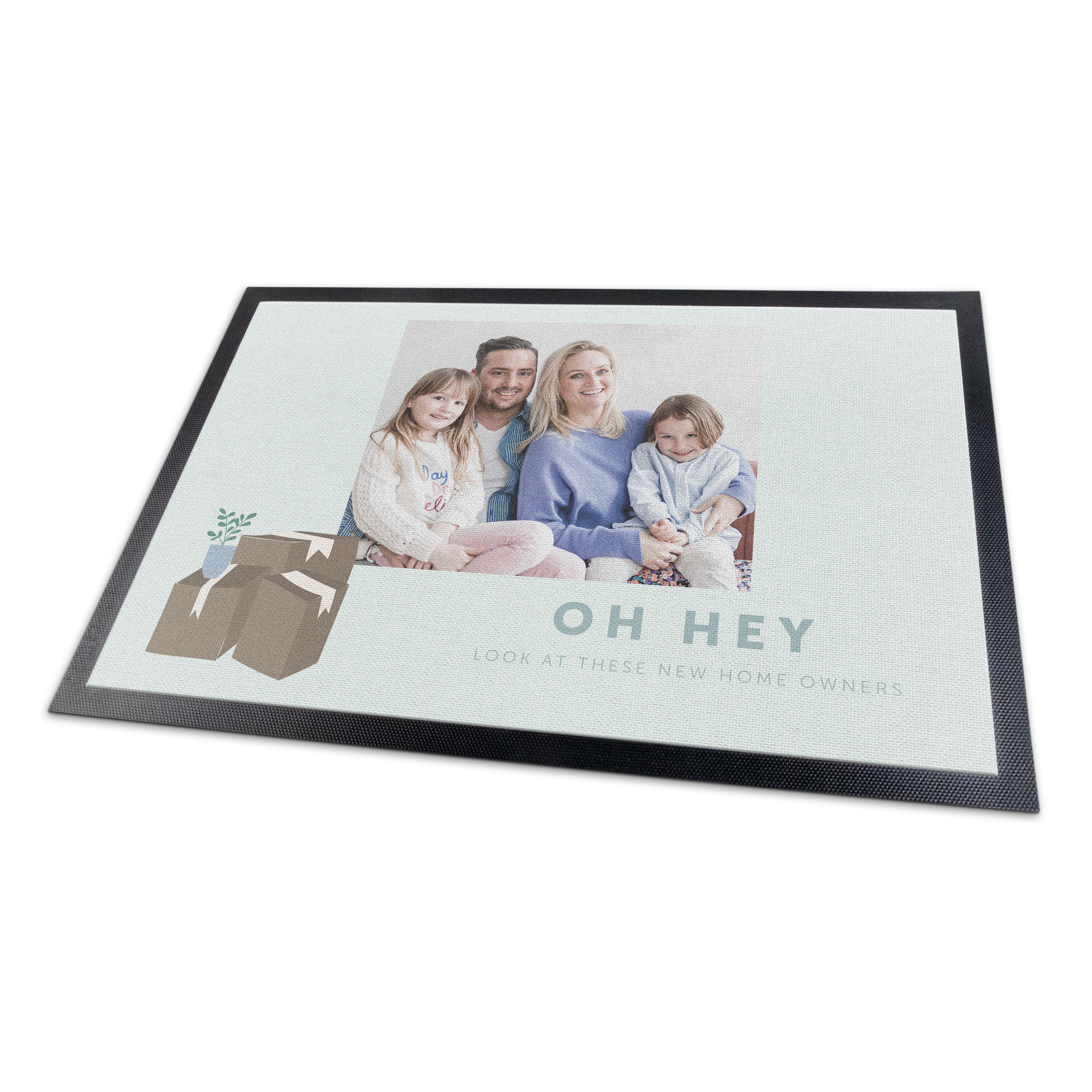 Eine einzigartige personalisierte Fußmatte bedruckt mit Familienfoto, Text "OH HEY LOOK AT THESE NEW HOME OWNERS" und Umzugskartons.