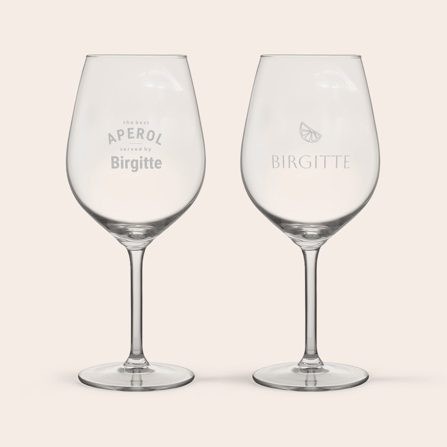 Aperol Spritz glas med gravering To hyggelige Aperol Spritz glas indgraveret med teksten Aperol served by Birgitte og et appelsinskivemotiv
