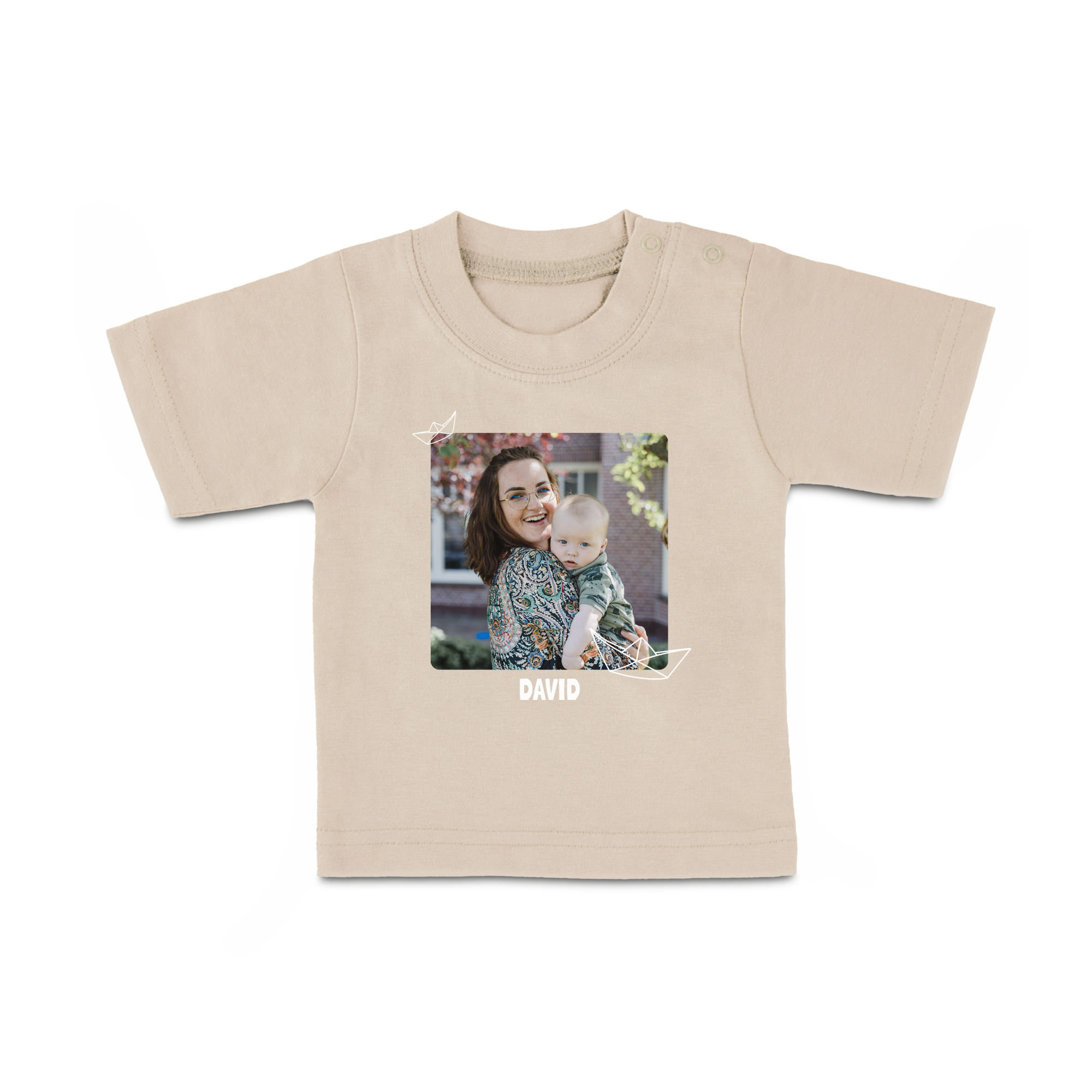Cămașă bebeluș personalizată, bej, imprimată cu fotografia unei mame și bebeluș și numele David.