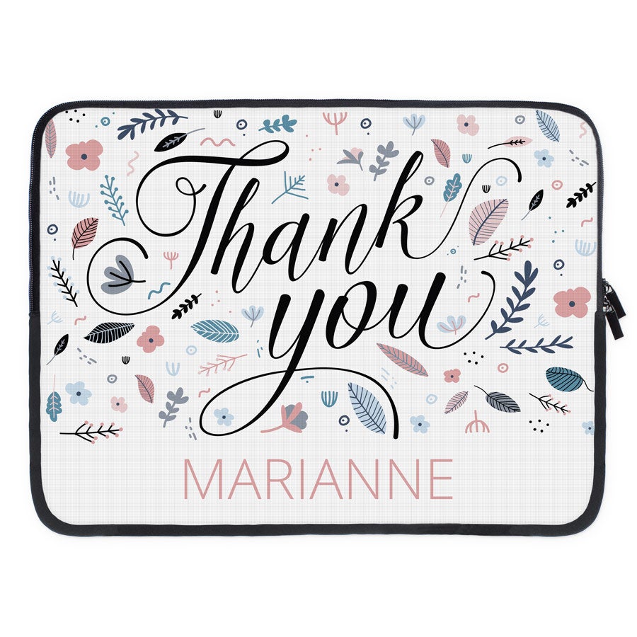 Witte bedrukte laptophoes met 'Thank you' tekst en bloemenprint, gepersonaliseerd met de naam Marianne.