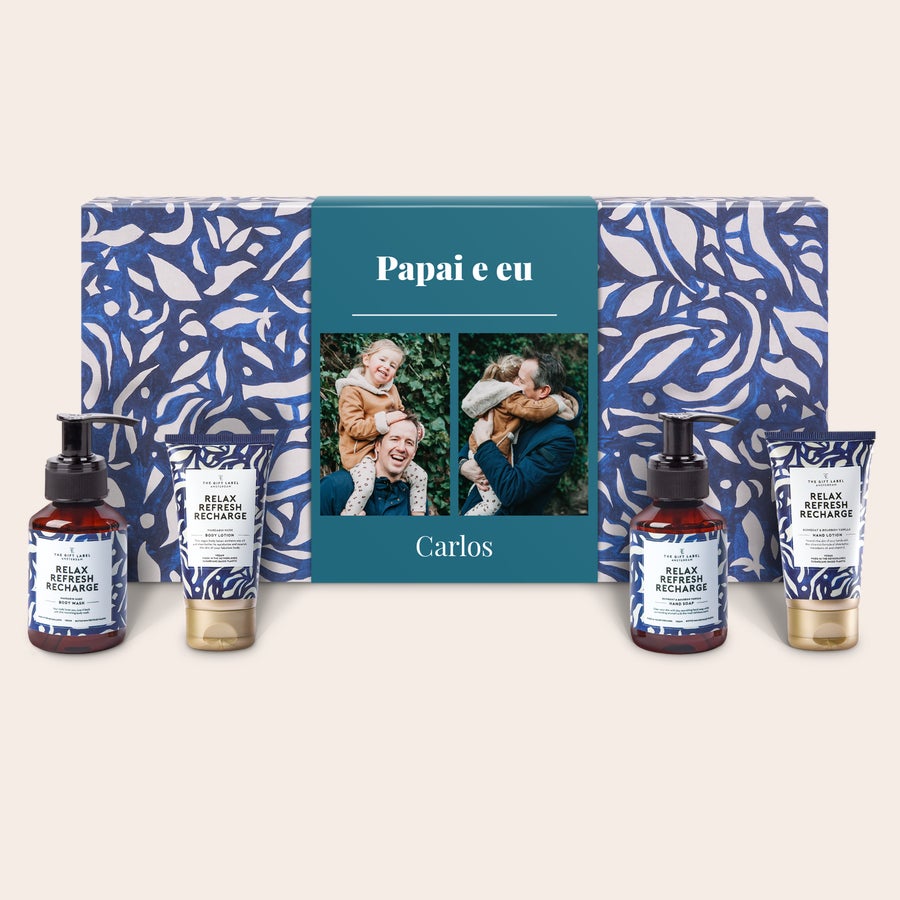 Conjunto Wellness- The Gift Label Presenteie os seus entes queridos com este conjunto de bem-estar personalizado com a foto de pai e filha e o nome "Carlos" impresso na manga da caixa.
