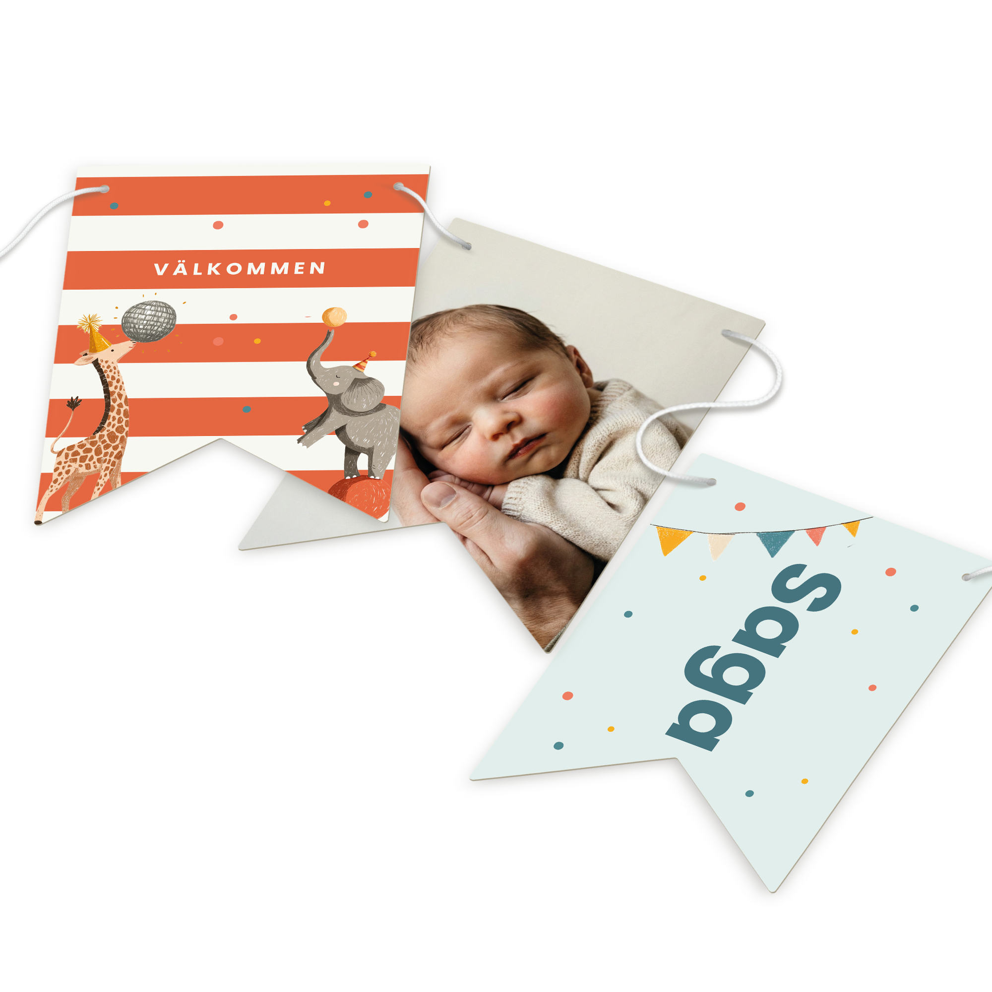 Personaliserad girlang - Flagga - M - 10m tryckt med en bild på en sovande bebis och texten "Saga" och "Välkommen".