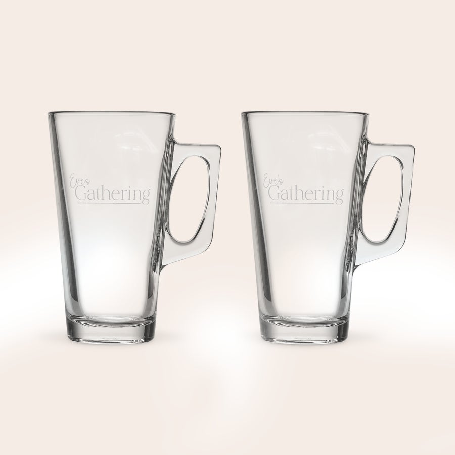 Latte macchiato glas graveren Twee gepersonaliseerde latte macchiato glazen gegraveerd met de tekst Eves Gathering