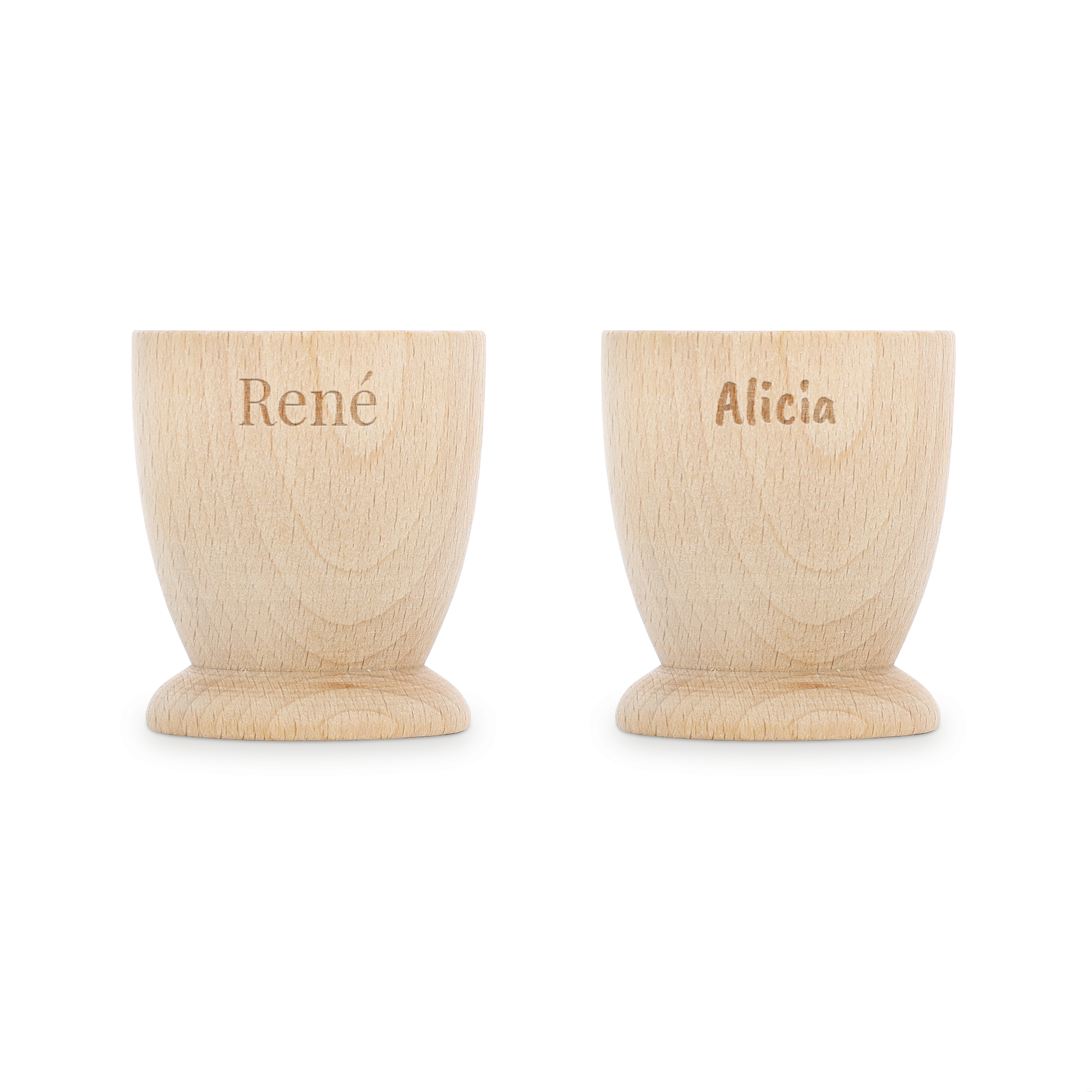 Gepersonaliseerde eierdopjes van beukenhout, gegraveerd met de namen René en Alicia, voor een onvergetelijk ontbijt.