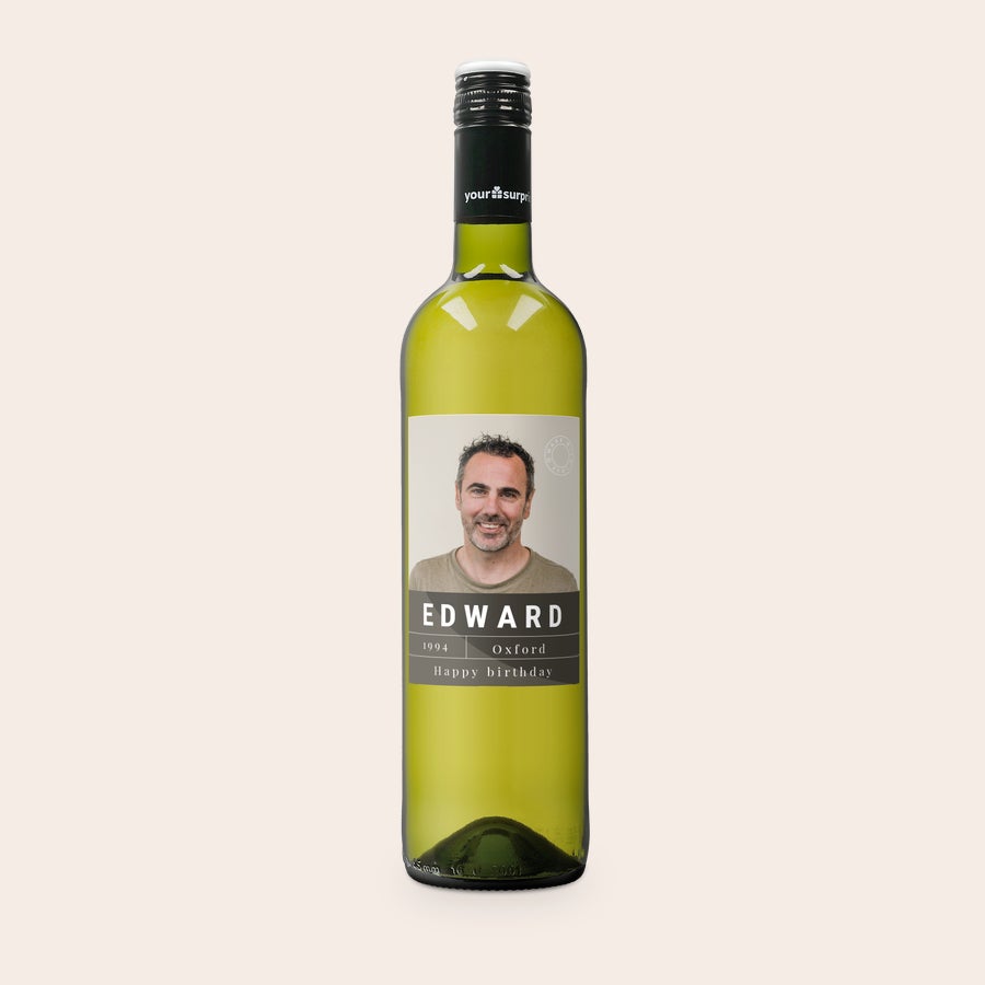 Personalizované víno - Maison de la Surprise Sauvignon Blanc Biela fľaša vína Luc Pirlet s personalizovaným štítkom s fotkou muža, menom Edward a textom Happy birthday.