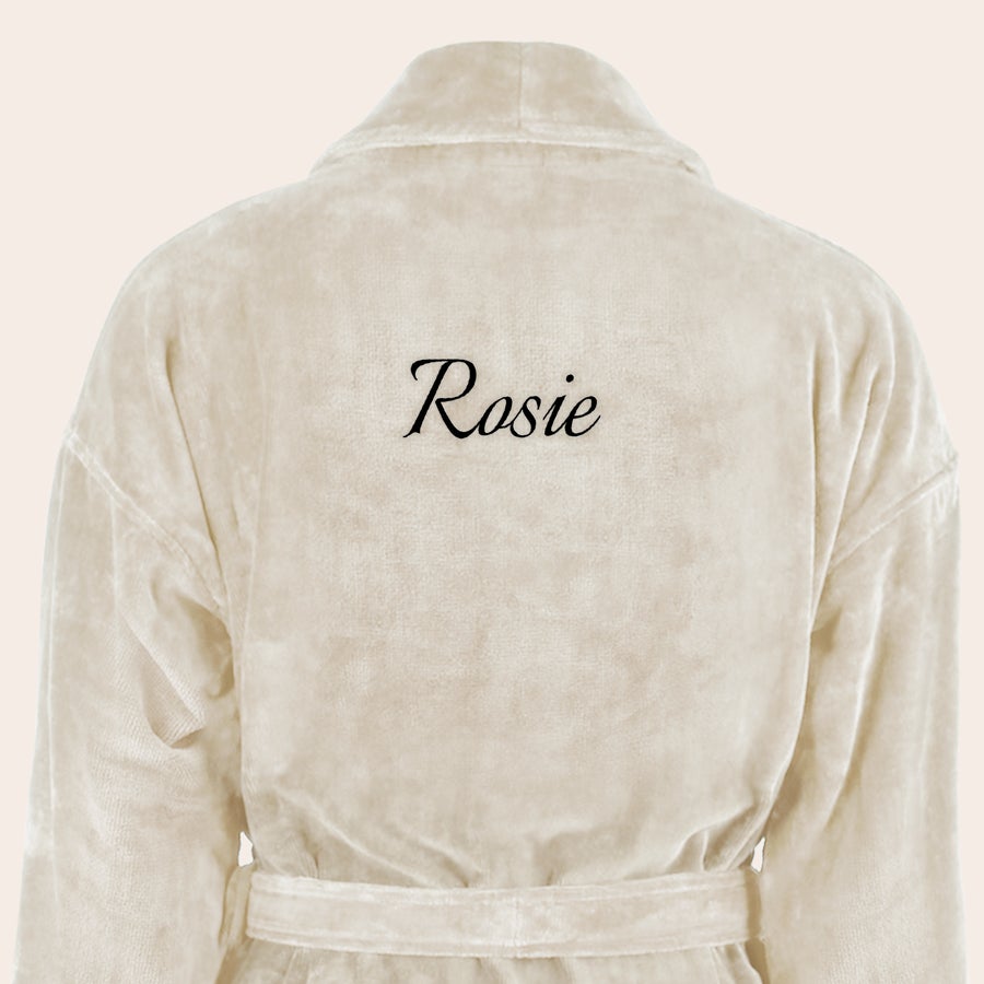 Roupão - Mulher Roupão de banho creme luxuoso, personalizado com o nome Rosie bordado em preto.