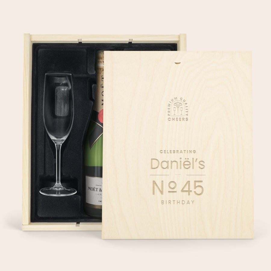 Moët & Chandon Ice Impérial Geschenkset mit Gläsern Moët & Chandon Brut Champagner Geschenk mit einer personalisierten Holzkiste graviert mit "Daniel's No 45 Birthday"