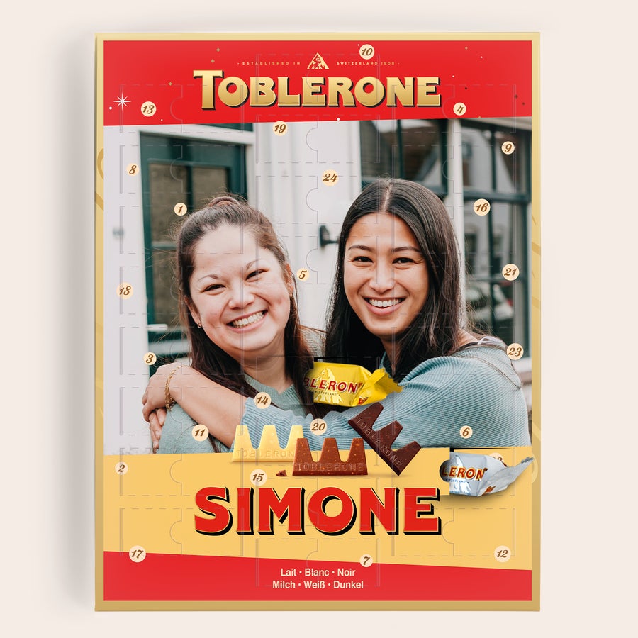 Chokolade julekalender med eget design - Toblerone Personlig Toblerone julekalender trykt med et foto af to kvinder og navnet Simone. Tæl ned til jul med denne personlige Toblerone julekalender.