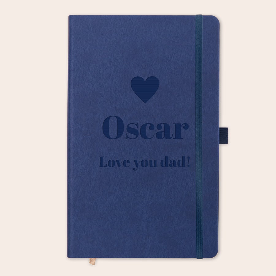 Den otců notebook Modrý kožený notebook Den otců s vyrytým jménem Oscar a nápisem Love you dad! a symbolem srdce
